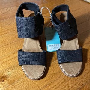 Tom’s heels never worn